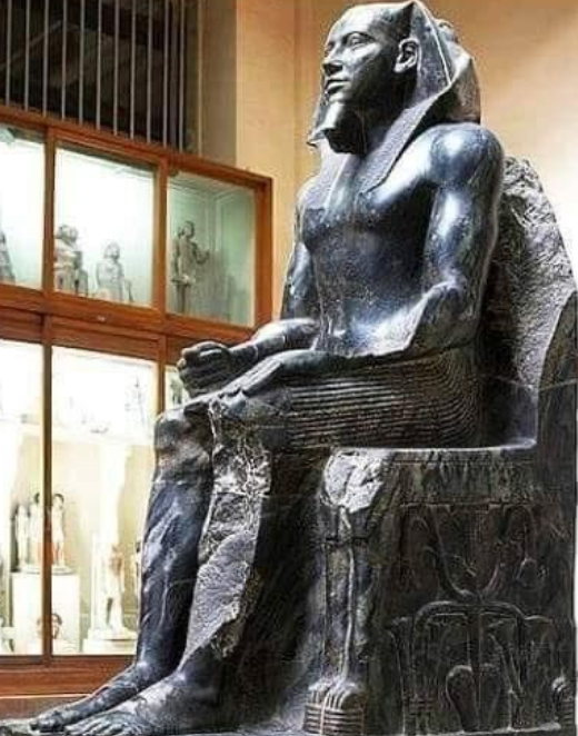 FrenkieWoody's tweet photo. Stiamo Cercando l'acqua su Marte, ma ancora non sappiamo come gli Egizi hanno potuto scolpire queste statue in Diorite. Al tempo conoscevano solo il rame, e la Diorite è una delle pietre più dure esistenti, che può essere lavorata solo con attrezzi diamantati. https://t.co/A0KwJ1h6Ag