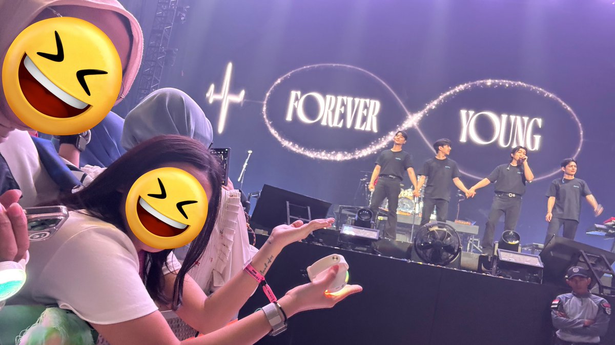 heyhopau's tweet photo. Selfie with DAY6 https://t.co/uy6XMsVxu3