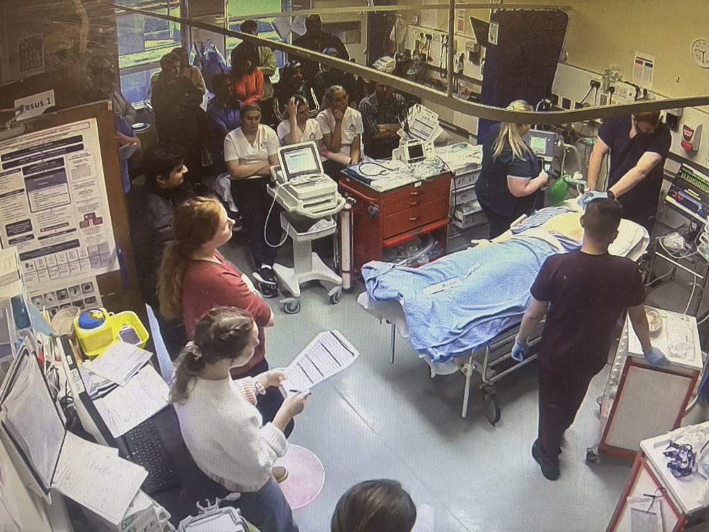 SligoSim's tweet image. 🚑Interdepartmental Sim Training @ SUH
ED / ICU simulation focused on sepsis & septic shock, using the new HSE Sepsis Form to support early recognition, escalation, &timely intervention.These sessions ⬆️teamwork, communication &shared learning—vital to ⬆️pt safety &outcomes. 👏🏻