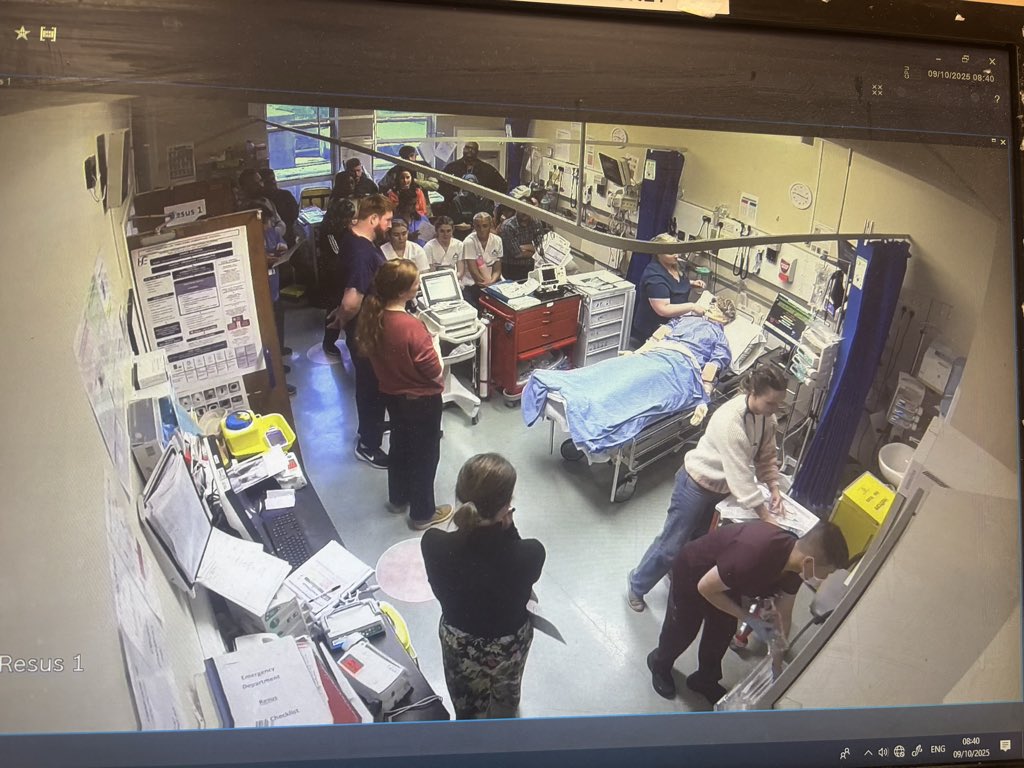 SligoSim's tweet image. 🚑Interdepartmental Sim Training @ SUH
ED / ICU simulation focused on sepsis & septic shock, using the new HSE Sepsis Form to support early recognition, escalation, &timely intervention.These sessions ⬆️teamwork, communication &shared learning—vital to ⬆️pt safety &outcomes. 👏🏻