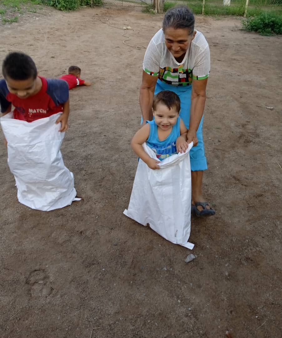 En la sala de televisión de San Miguel en el municipio majibacoa realizan actividades para el disfrute de los niños.
#PorLasTunasLaVictoria