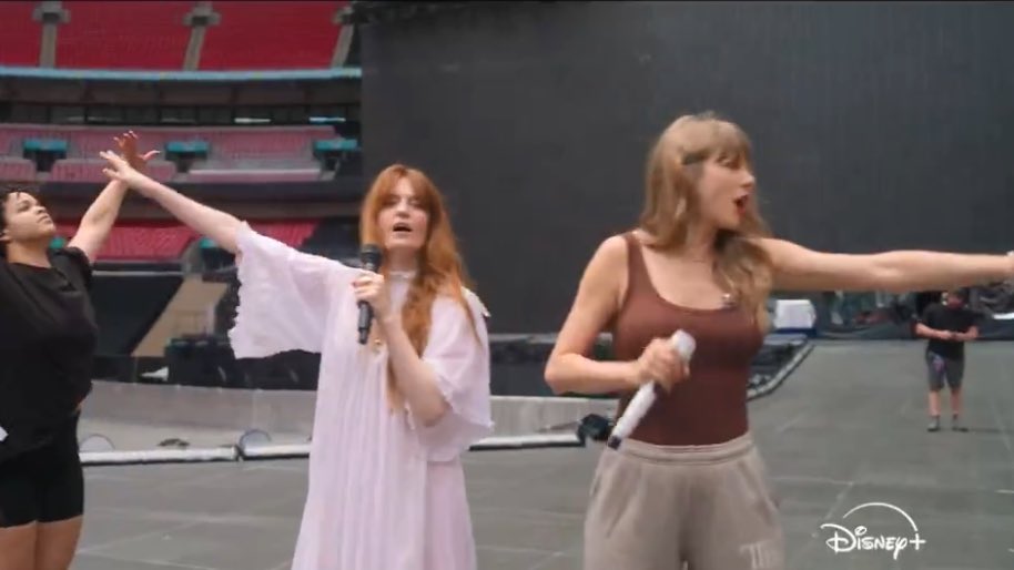 taylorswiftbr's tweet image. Sabrina Carpenter, Ed Sheeran, Florence Welch e Gracie Abrams aparecem no trailer do documentário da The Eras Tour! 🤍