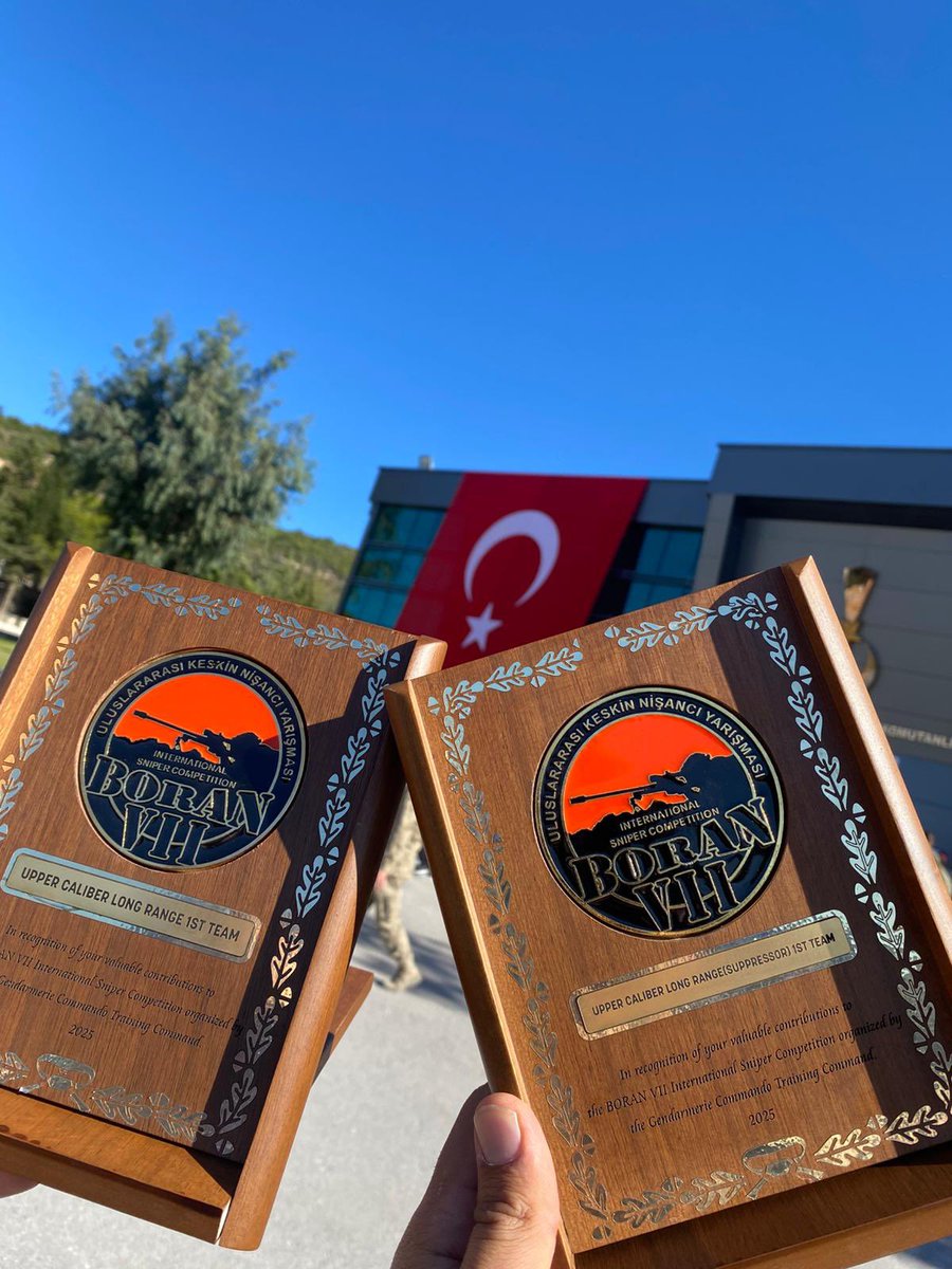 ozelharekatbsk's tweet photo. Jandarma Genel Komutanlığı tarafından bu yıl 7’ncisi düzenlenen ve 21 ülkenin katılımıyla gerçekleştirilen BORAN VII Uluslararası Keskin Nişancılık Yarışmasında, Polis Özel Harekât Başkanlığımızı temsilen katılan takımlarımız;

- Farklı Kalibre Tüfek 1200 Metre Susturucu Atışları kategorisinde 1.’lik ve 3.’lük,

 - Farklı Kalibre Tüfek Uzun Menzil (1200-1400-1600 m) Atışları kategorisinde ise 1.’lik elde etmiştir.

🇹🇷 Takımlarımızı tebrik ediyor, başarılarının devamını diliyoruz.