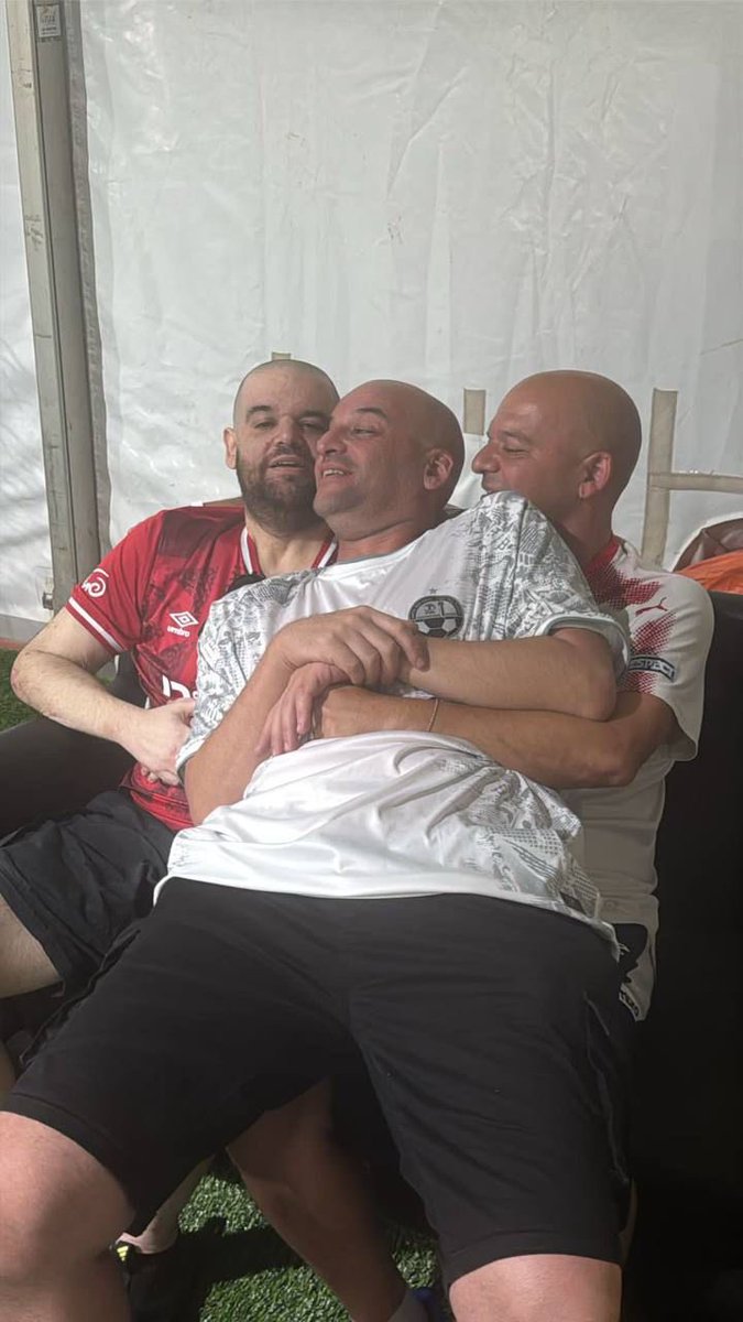 Iair y Eitan, argentinos - israelíes, fueron secuestrados el 7/10 del Kibutz Nir Oz.

Iair fue liberado tras casi 500 días pero su corazón seguía en Gaza, junto a su hermano Eitan, secuestrado.

Hoy Eitan regresó a casa y se reunió con sus dos hermanos. 
Corazón completo ❤️