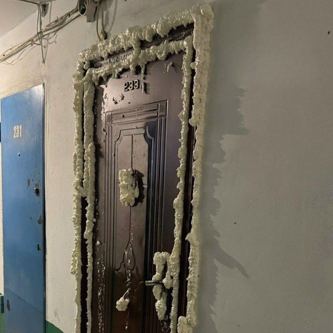 В Кемерово жильцы дома запенили дверь одной из квартир, из которой ползли тараканы и другие насекомые. В ней никто не жил, полиция и коммунальщики не хотели помочь связаться с собственниками, поэтому соседи взяли все в свои руки. 100% понимания, 0% осуждения