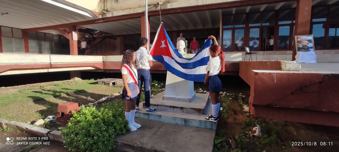 Los muchachos 🤓 del IPVCE Silberto Álvarez Aroche realizan un matutino especial para darle inicio a la jornada 55 Octubres ✊🏻. #FEEMdeCuba 🇨🇺 

#UnaFEEMQueAmaYFunda
#HaciendoFuturo
#RumboALos55
#100AñosConFidel
