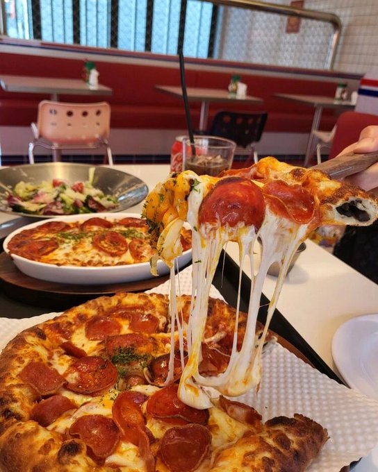 kily_h's tweet image. Pizza is the only circle of trust you should have.