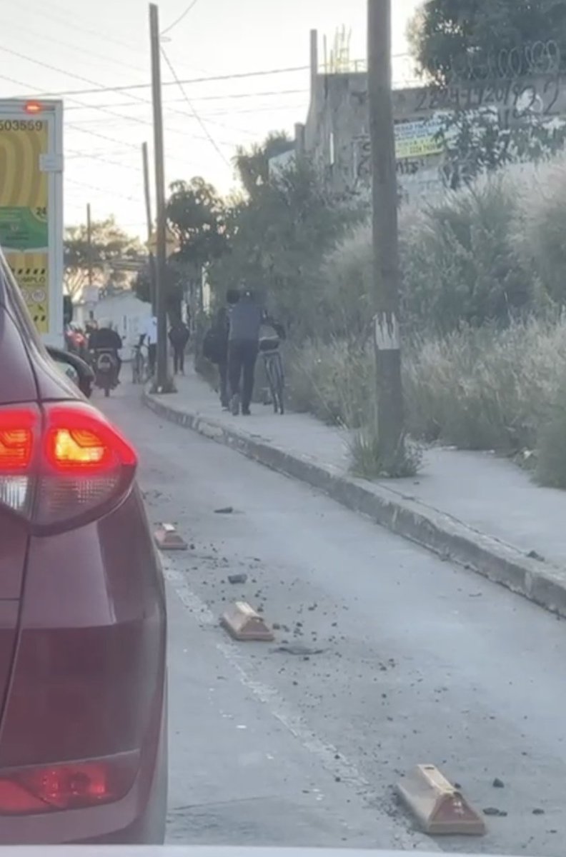 "Así la ciclopista en Blvd Carmelitas.
Las bicicletas sobre la banqueta mientras que la ciclopista es utilizada por las motos"
#ReporteCiudadanoAsiSucede
#CarlosMartínHuerta
WhatsApp: 22 22 1512 14