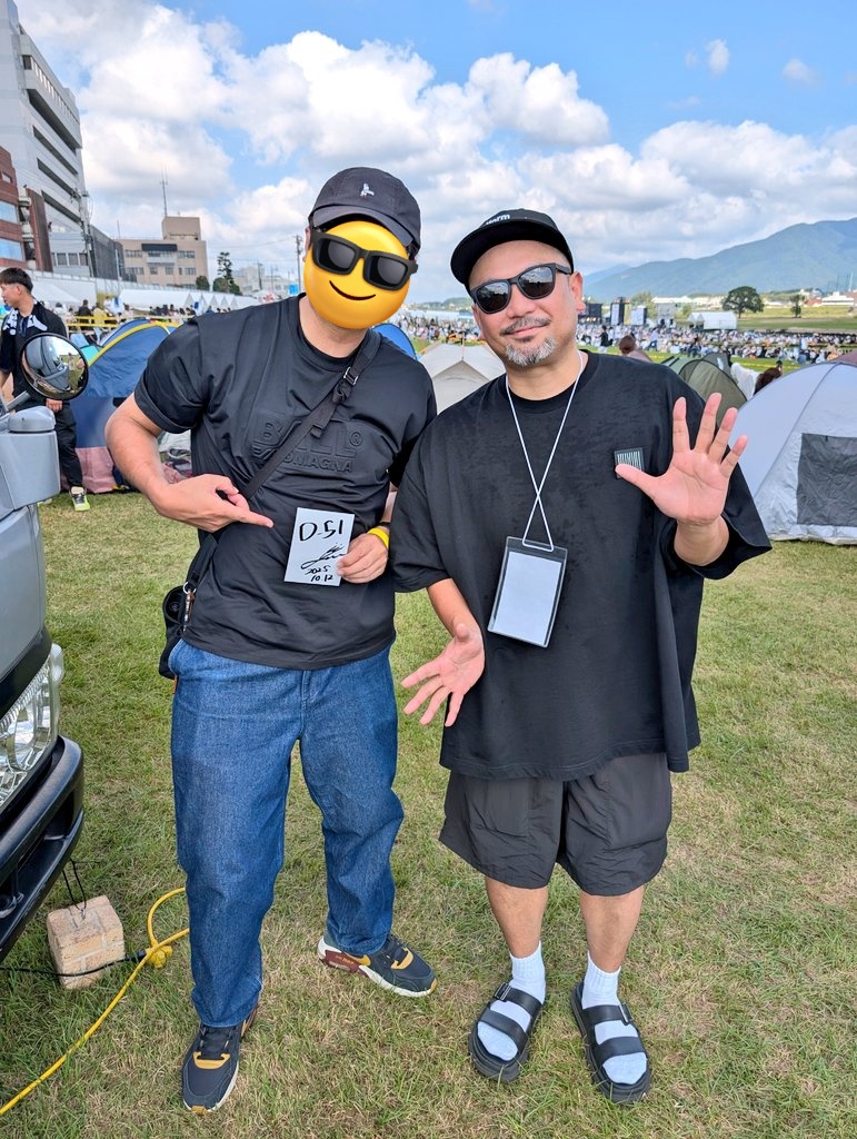 sb_03konchan's tweet photo. D-51🎙️
昨年に続き今年も直方フェスに来てくれるとのことで、自作の応援うちわとフラッグ持参でVIPエリア最前列から見た👀
昔から好きなアーティストが目の前で歌っとる破壊力えげつない😭
しかも出番後に運良くYASUさんに会えた😭本当にありがとうございました！来年も🙏
#d51
#makeamonogatari2025 https://t.co/5EXUVQdbb0