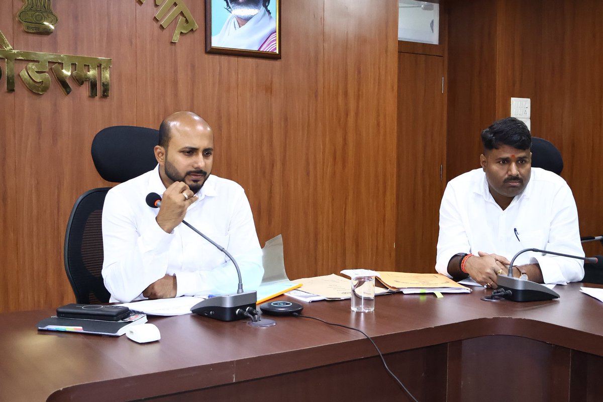 dckoderma's tweet image. आज समाहरणालय सभागार में आपूर्ति विभाग द्वारा संचालित योजनाओं की समीक्षा बैठक आयोजित कर जन वितरण प्रणाली (PDS) के माध्यम से अनाज वितरण, ग्रीन कार्ड के माध्यम से चावल वितरण, सोना-सभरन धोती-साड़ी वितरण योजना, मुख्यमंत्री चना दाल वितरण योजना, नमक वितरण योजना, मुख्यमंत्री दाल-भात…