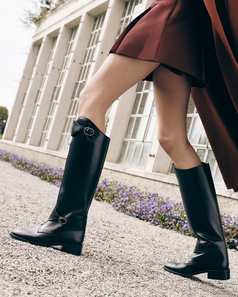 From stables to streets, the Alex Riding Boots capture the fascination with the equestrian world and that quintessential Brit poise. The straps, adorned with differently colored metal buckles, reveal an unexpected side.

#AQUAZZURA 
#AQUAZZURABoots