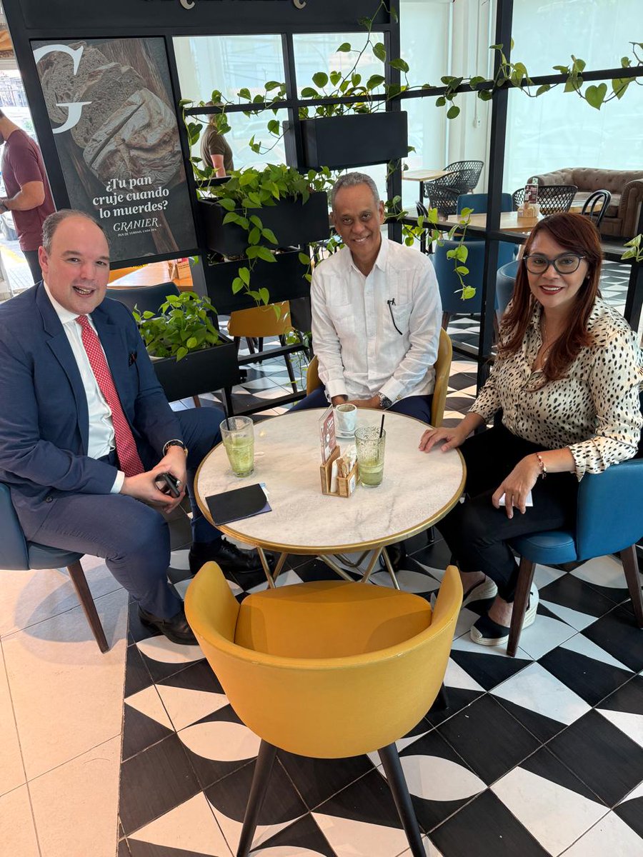 Siempre es grato conversar con <a href="/JoseDelCSavinon/">José del Castillo</a>. Es poseedor de un repertorio que desnuda su vasta cultura general. Quien conoce a su padre, que por cierto tiene el Pichardo como segundo apellido, podría decir: "de tal palo tal astilla". Junto a él, mi querida amiga y compañera