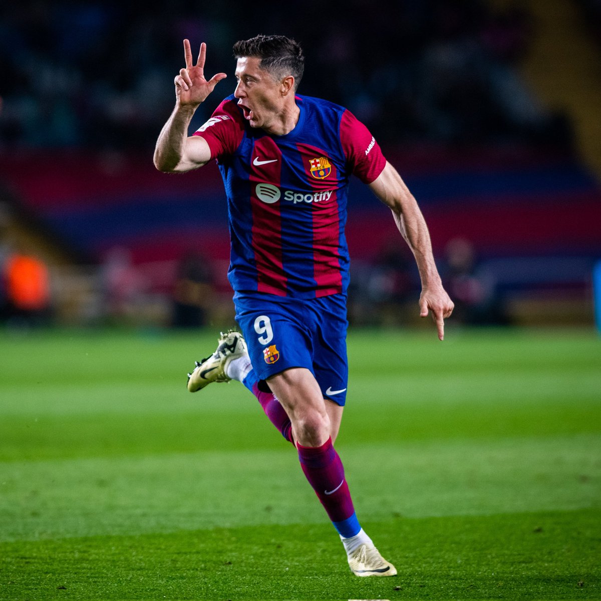 Omar___FCB's tweet image. LEYENDA BLAUGRANA 🤜🏾🤛🏾

💙❤️