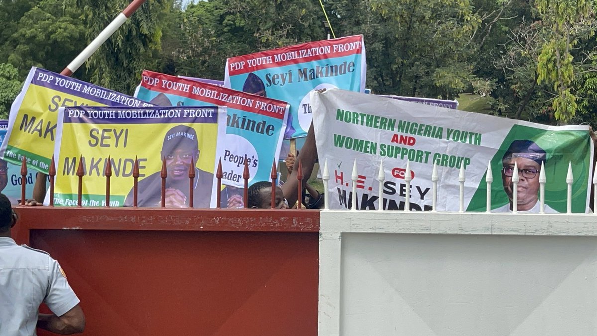 OfficialPDPNig's tweet photo. #Ibadan2025:
Happening now - His Excellency, Engr Seyi Makinde, @seyimakinde Governor of Oyo State, Host Governor of #Ibadan2025 and Chairman of Transportation Sub-Committee, making his entry into Legacy House, NCOC Secretariat for the inaugural meeting of the Sub-Committee. https://t.co/KuWfhToNFs