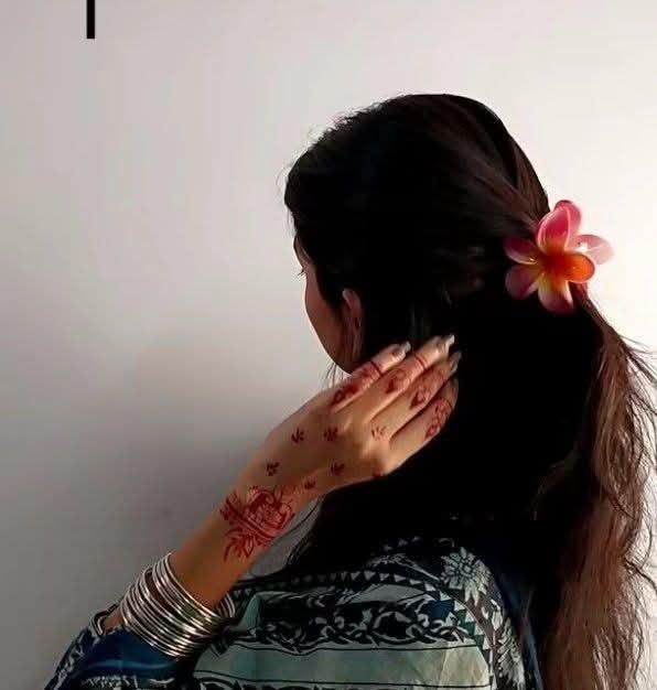 मुहब्बत तुमसे कितनी है बता नहीं सकते,
तुम आधार कार्ड में भी बवाल लगती हो.. 😁