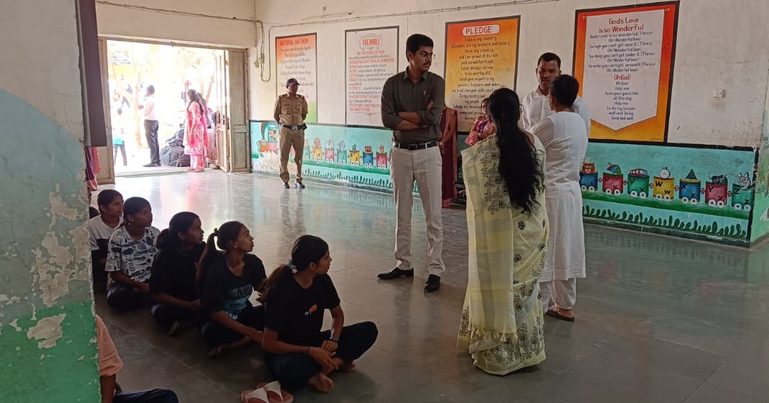 🟡 प्रकाशवाटा उपक्रमांतर्गत मा. जिल्हाधिकारी यांची आश्रमशाळांना भेट
मा. जिल्हाधिकारी डॉ. मित्ताली सेठी यांनी नंदुरबार, कोठली व ढोंगसागाळी येथील शासकीय आश्रमशाळांना भेट देऊन शिक्षण, निवास, भोजन व प्रयोगशाळांची पाहणी केली.
शिक्षणाची गुणवत्ता वाढवण्यावर व आधुनिक सुविधा उपलब्धतेवर भर