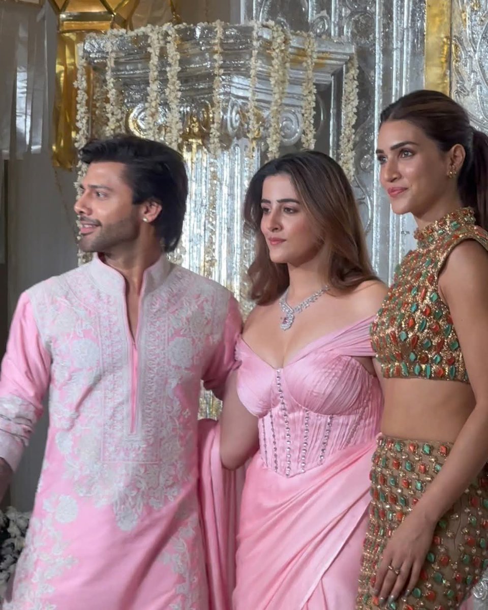 Instant__Tweets's tweet image. Kriti Sanon, Nupur Sanon, and Stebin Ben lit up Manish Malhotra’s Diwali bash with their festive charm and style ❤️ 

- A perfect blend of glam, music &amp;amp; celebration vibes 💖🌟
#KritiSanon #NupurSanon #StebinBen