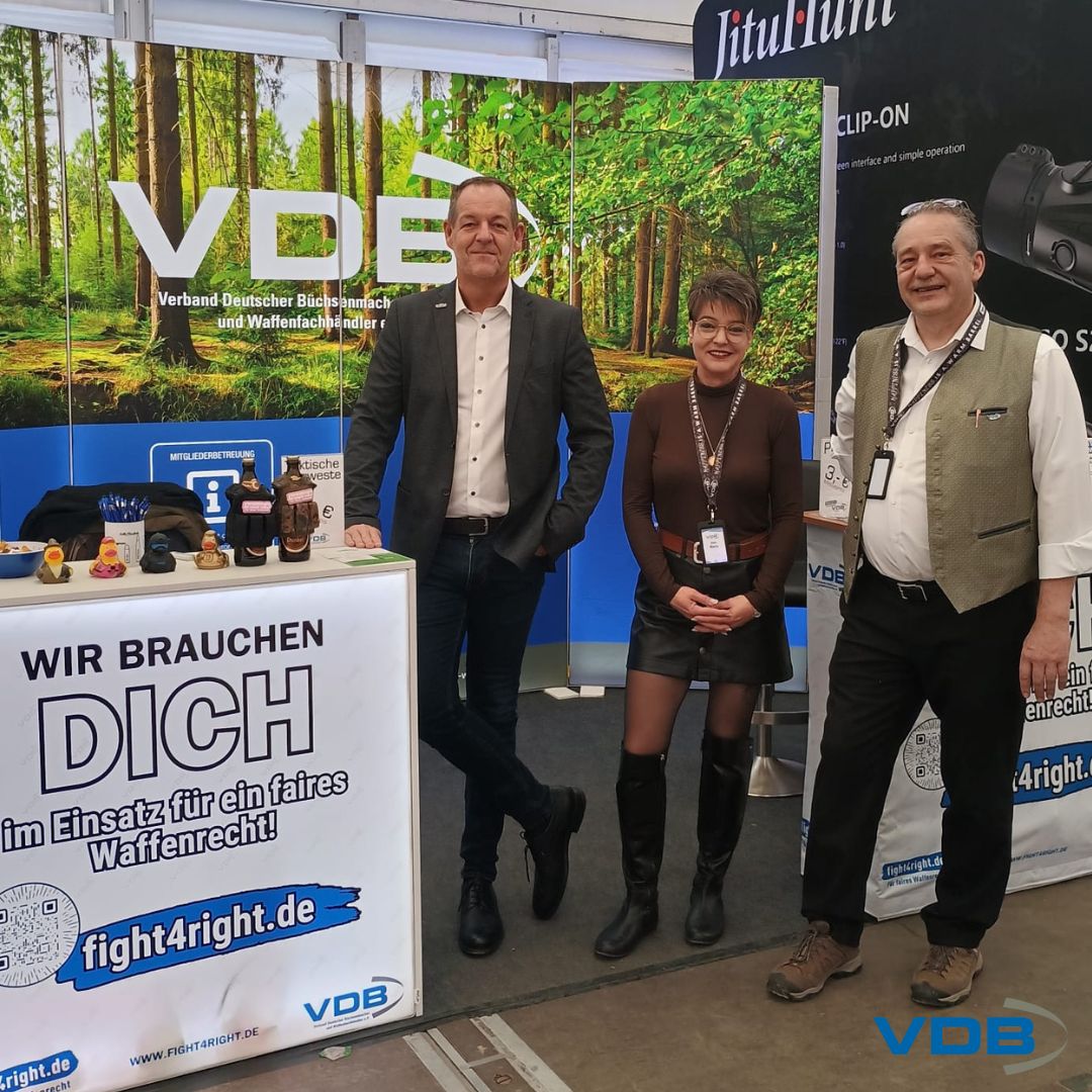 Geballte VDB-Power in Grünau: Bei den 11. Internationalen Jagd- und Schützentagen standen (von links) Frank Satzinger, Silke Neis und Frank Neis den zahlreichen Besuchern (es waren in diesem Jahr 33.000!) an unserem Stand für Fragen zum Waffenrecht zur Verfügung.