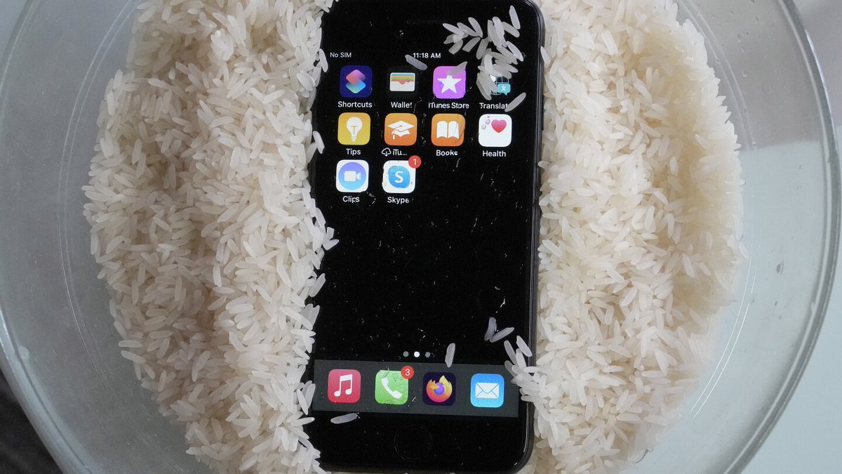 Ancher_News's tweet image. Phone got wet? Don&apos;t put it in rice - Apple warns against rice. Power off, remove case/SIM, dry with a soft cloth and follow official guidance. from Ancher.ai

#PhoneCare  #DontUseRice  #TechTips