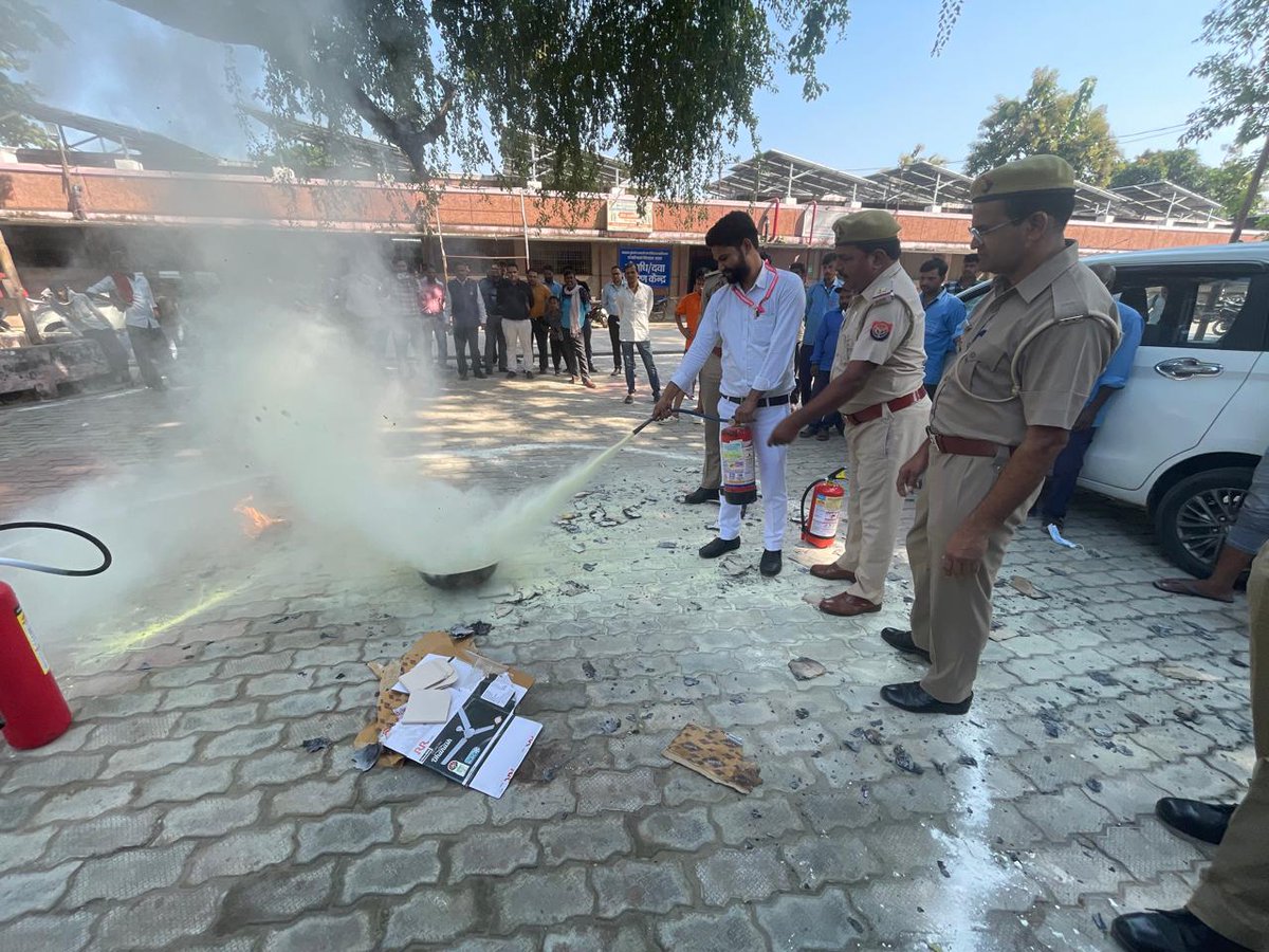 asmcbahraich's tweet photo. मेडिकल कॉलेज बहराइच में अग्निकांड की स्थिति में बचाव एवं नियंत्रण की तैयारियों का आकलन करने के उद्देश्य से मॉक फायर ड्रिल का आयोजन किया गया। * @MeUPGovt https://t.co/ErQOcMfe50