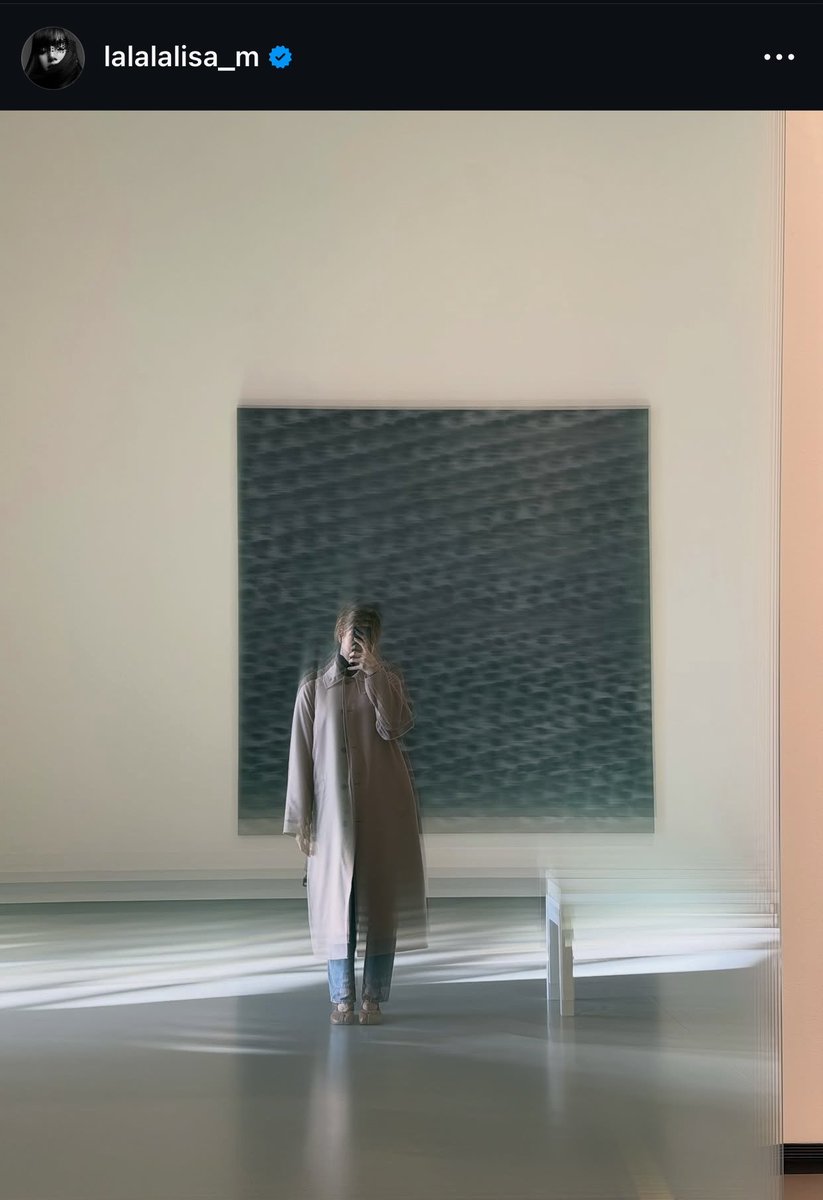 FLmemories_'s tweet photo. just a girl at fondation louis vuitton with her loro piana bag https://t.co/0SKh0gkAGi