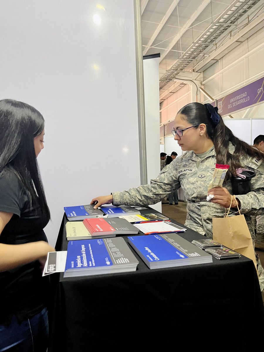 udp_cl's tweet image. #VespertinasUDP | 🗣️La Universidad Diego Portales, a través de las Escuelas Vespertinas y Posgrados UDP, participaron en la “Expo Bienestar 2025”, organizada por la División de Bienestar Social (DBS) de la Fuerza Aérea de Chile (FACH)🤩
Conoce más en carrerasvespertinas.udp.cl/escuelas-vespe…📲