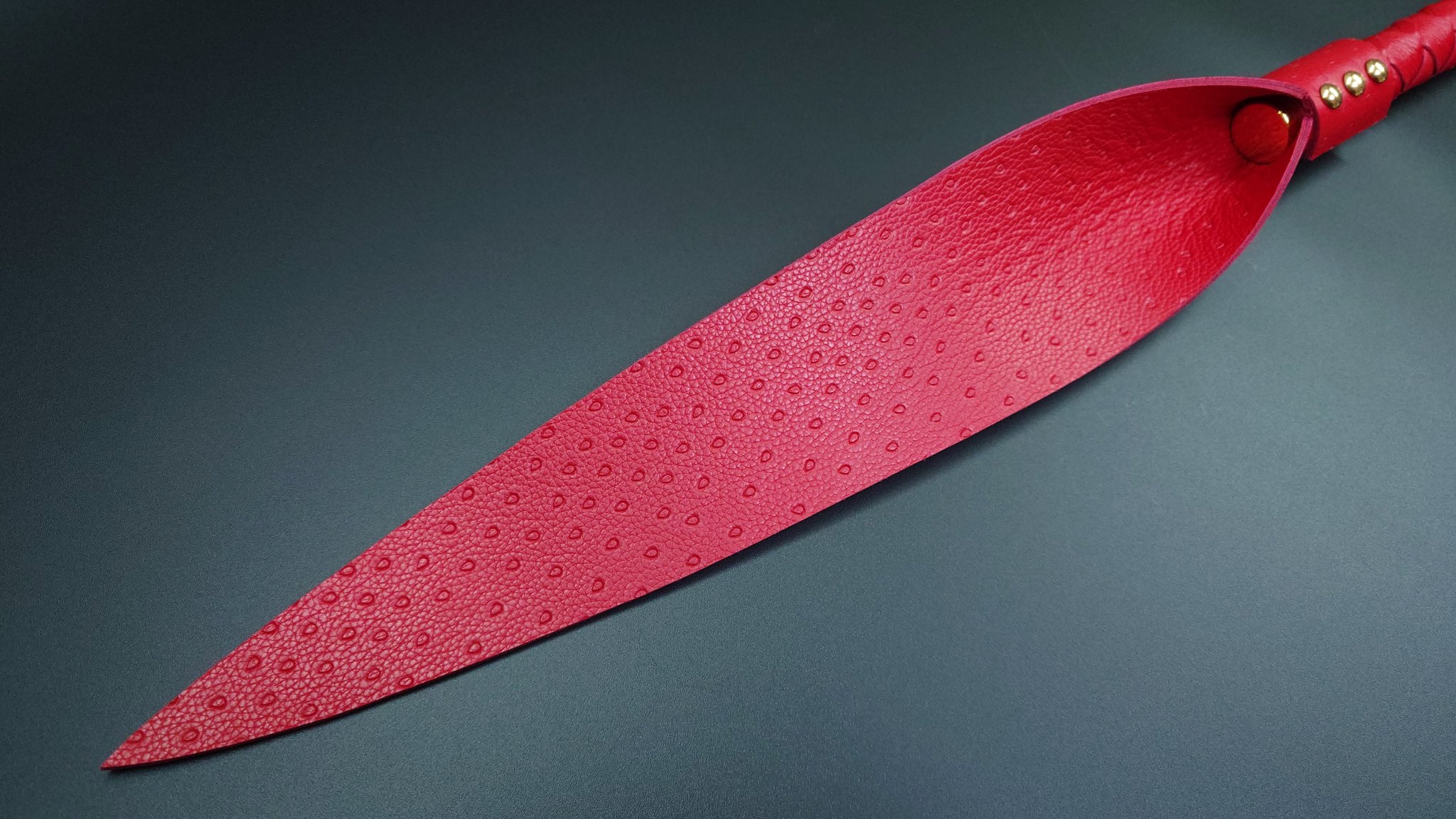 桃鞭　編み上げグリップ　赤×黒　レザー　桃太郎　バラ鞭 桃鞭 編み上げグリップ 赤×黒 レザー 桃太郎 バラ鞭 鞭匠 初代 桃太郎 (@