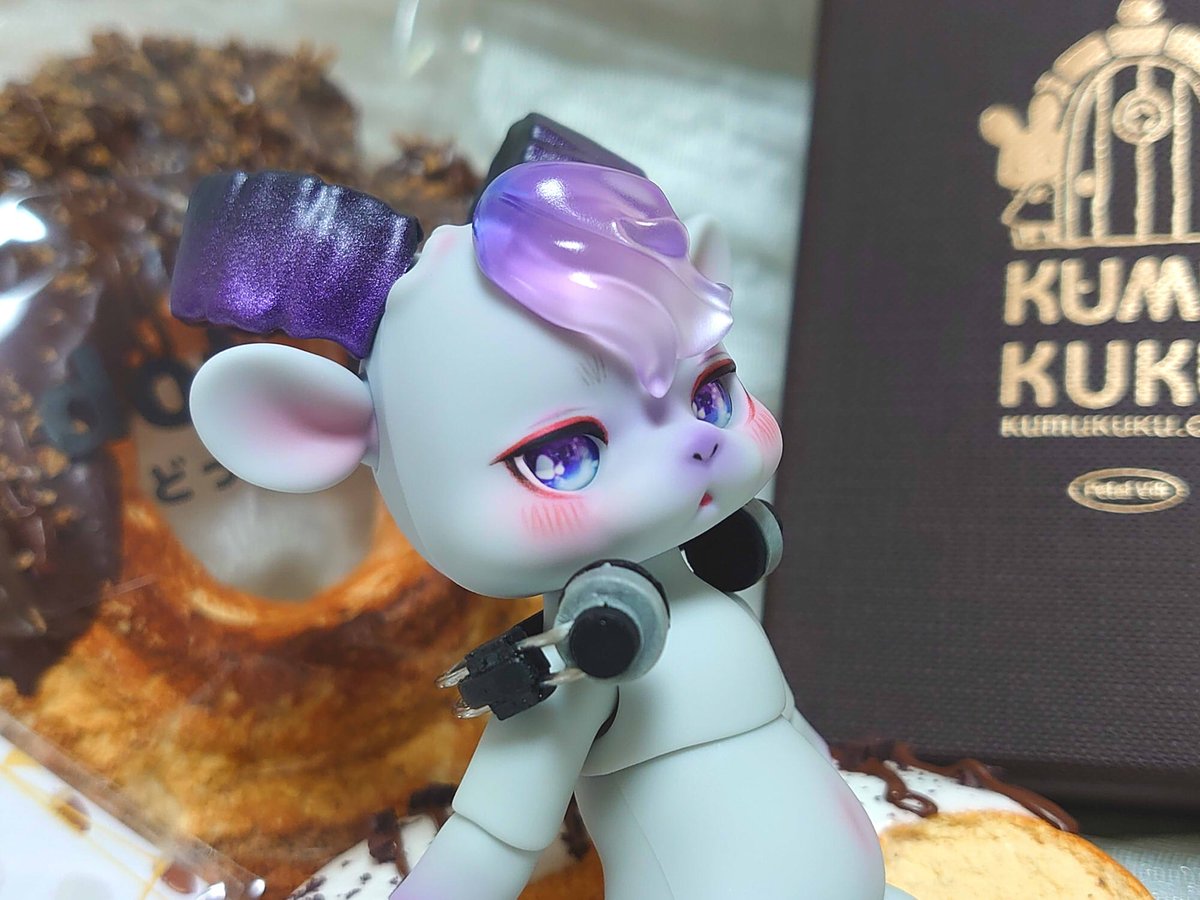 アイライン上部の赤色がキラッと光ってて、ずっと見てしまう……かっこいいね……🫠💜
#kumukuku