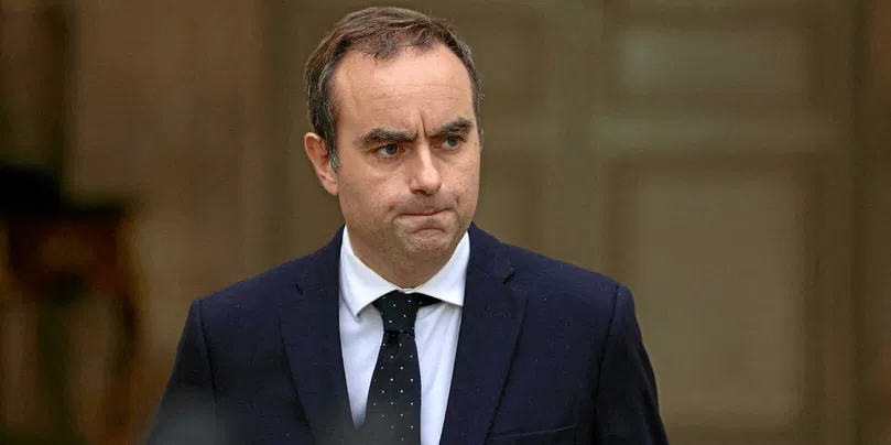 En France, nous avons 34 ministres. En Suisse, ils n’en ont que 7.

Nous pouvons donc supprimer 27 postes de ministres, ainsi que leurs ministères. Cela permettrait de réaliser des économies considérables et de rendre le pays bien plus efficace.

Suisse :

- Département fédéral