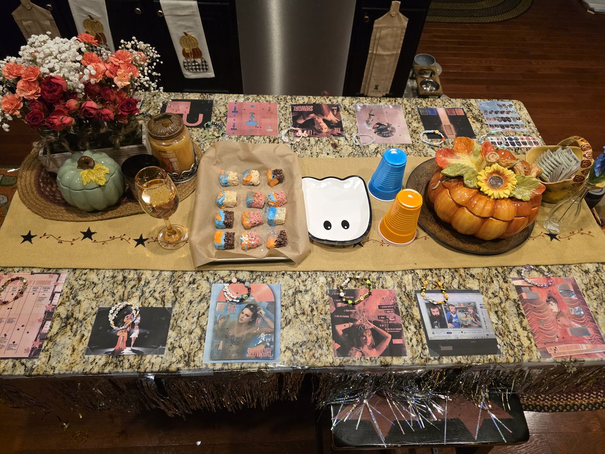aurorabora518's tweet image. I think that @taylornation13 should send out some watch party goodies so we can all celebrate 🥳 in STYLE!