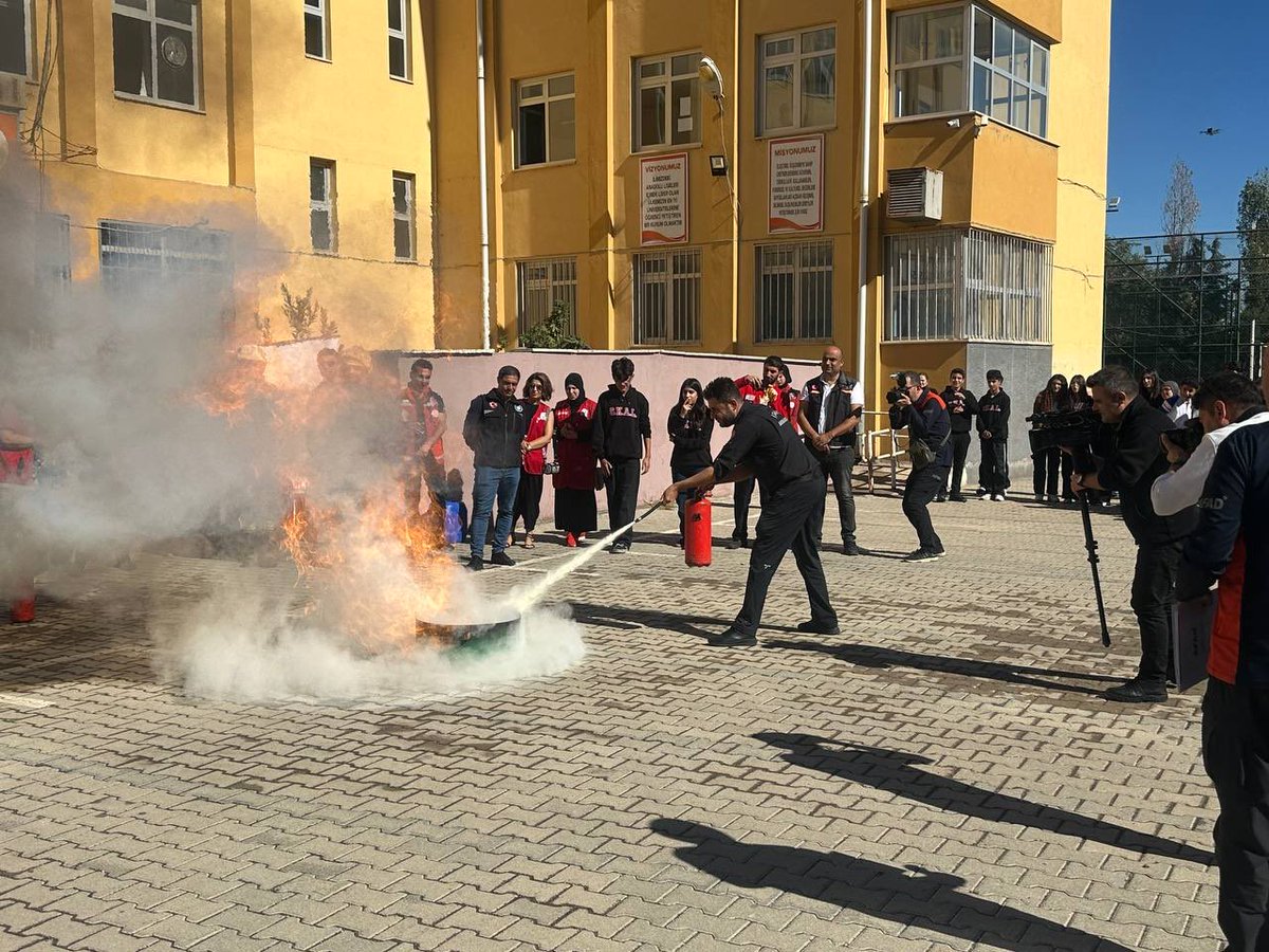 YenisehirMEM's tweet photo. 13 Ekim Uluslararası Afet Risklerinin Azaltılması Günü” dolayısıyla “Yeşil Vatan - Benim Okulum Geleceğe Çare” etkinlikleri doğrultusunda, ilçemizde öğrenci ve öğretmenlerde afet bilincini güçlendirmeye yönelik çeşitli faaliyetler düzenlendi, tatbikatlar yapıldı. https://t.co/VZMCDkKk9E