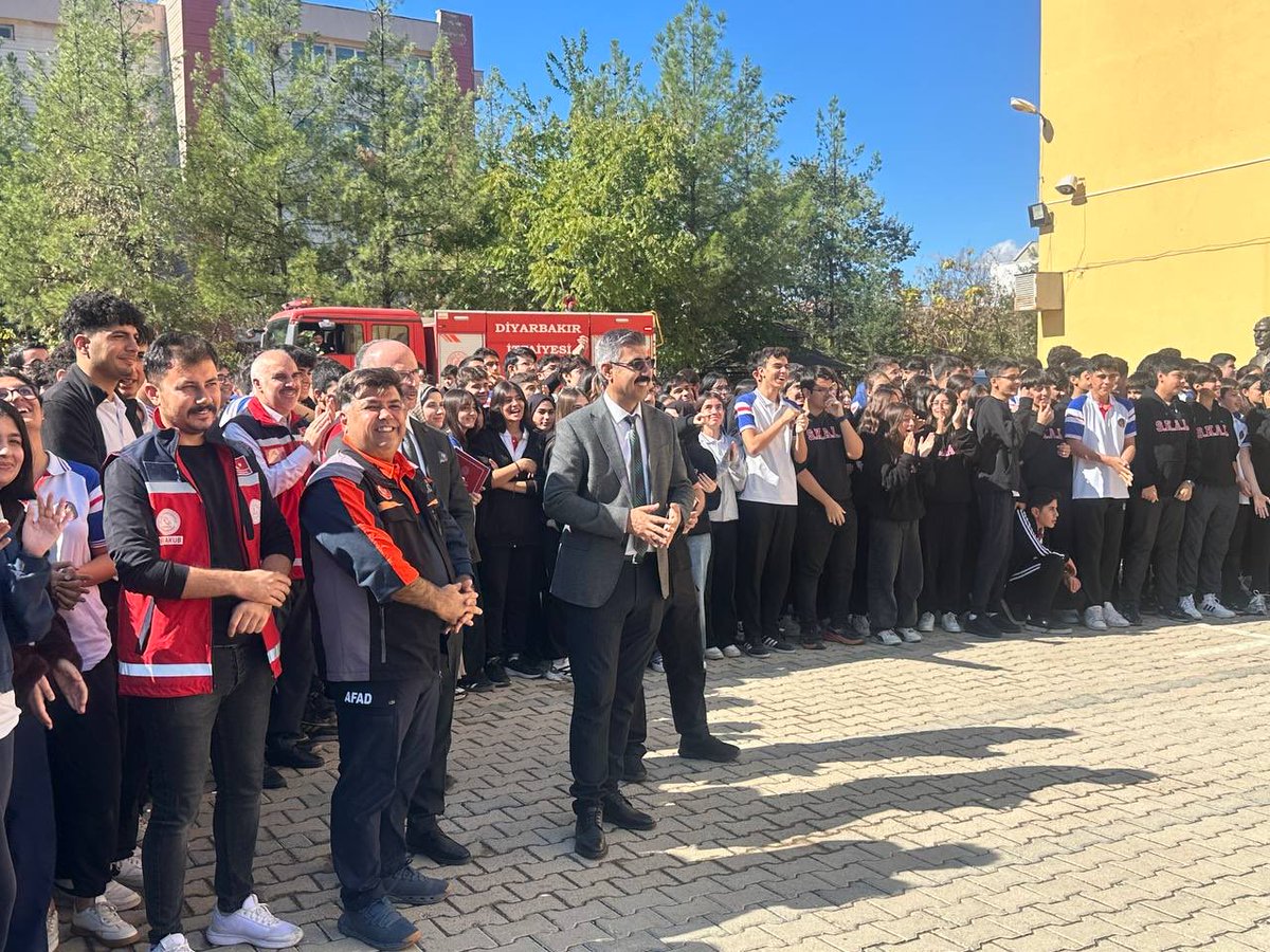 YenisehirMEM's tweet photo. 13 Ekim Uluslararası Afet Risklerinin Azaltılması Günü” dolayısıyla “Yeşil Vatan - Benim Okulum Geleceğe Çare” etkinlikleri doğrultusunda, ilçemizde öğrenci ve öğretmenlerde afet bilincini güçlendirmeye yönelik çeşitli faaliyetler düzenlendi, tatbikatlar yapıldı. https://t.co/VZMCDkKk9E