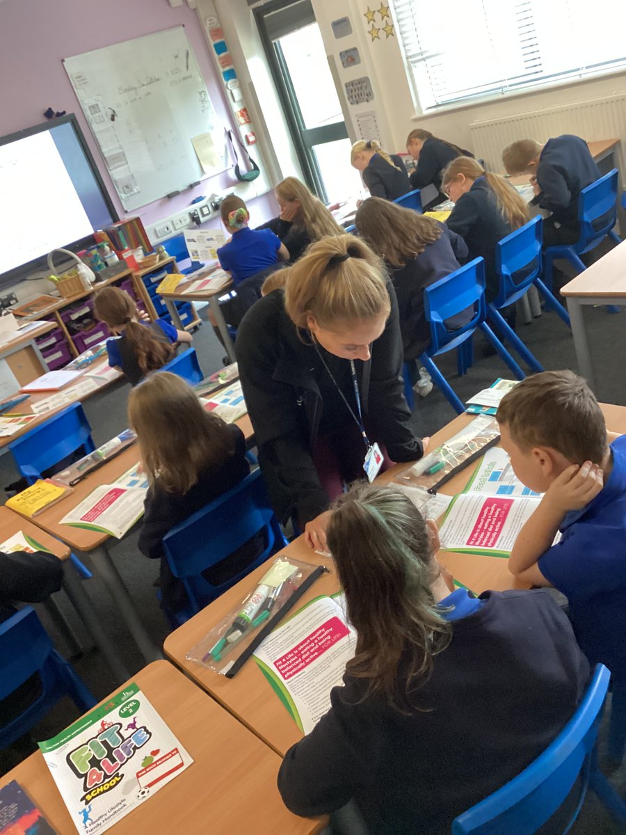 halebank_sch's tweet photo. Oak Class have enjoyed a visit from Halton Health Improvement Team. We’ve looked closely at how much sugar is in the foods we eat and the effect it can have on our  bodies. #HBOak #HBPSHE @HaltonHIT https://t.co/bwrj03PDmu