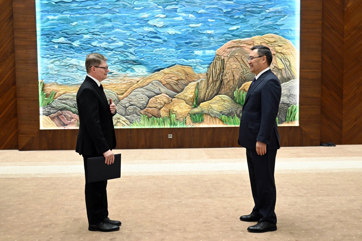 Ұзын арық қаншықтар трахнала бастады