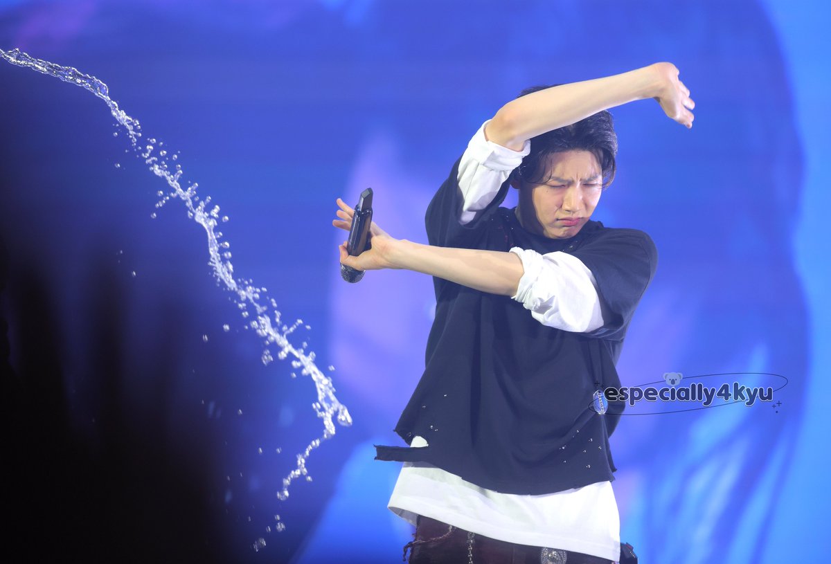 251012 트레저 콘서트 PULSE ON 막콘

Junkyu and his battle with the water! 😭

#JUNKYU #준규 #ジュンギュ