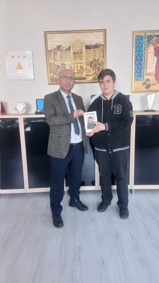 BUHAL2020's tweet photo. Okulumuz 11. Sınıf öğrencimiz Burak GÜNGÖR yazmış olduğu HALASKARGAZİ Bir Milletin Halaskarının Hikâyesi adlı kitabını  bize hediye etti. Öğrencimizi tebrik eder, başarılarının devamını dileriz.👏👏👏 https://t.co/JuX9hiSkPv