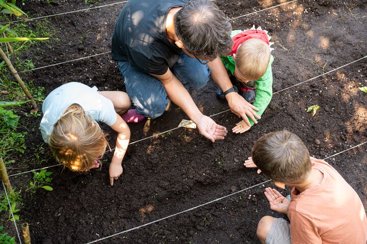 Auf den Acker, fertig, los: In der <a href="/AWOBund/">AWO Bundesverband</a>  KiTa "Am Stadion" in #Bielefeld lernen Kinder, wie Lebensmittel wachsen. Wir von <a href="/Vonovia_SE/">Vonovia</a> unterstützen das Projekt AckerRacker seit 2022, sodass Acker e. V. die Kita vier Jahre lang beim gemeinsamen Gärtnern begleiten kann.