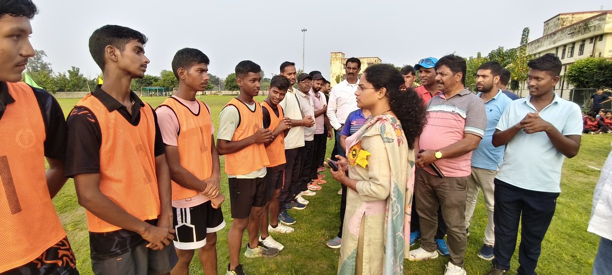 पंडित दीनदयाल उपाध्याय जी के जन्म शताब्दी के अवसर पर जिला स्तरीय जूनियर हैंडबॉल प्रतियोगिता 2025-26 का आयोजन स्पोर्ट स्टेडियम, तियरा राबर्ट्सगंज, #सोनभद्र में आयोजित किया गया। <a href="/UpRuralDev/">U.P. Rural Development Dep</a> <a href="/DmSonbhadra/">DM/DEO Sonbhadra</a> <a href="/CMOfficeUP/">CM Office, GoUP</a>