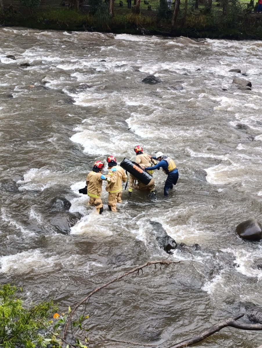 🔴📹 [AHORA] Hallan un cuerpo sin vida en el río Cuenca, sector ciudadela de Los Ingenieros.

🎥En Vivo facebook.com/share/v/1693VX…