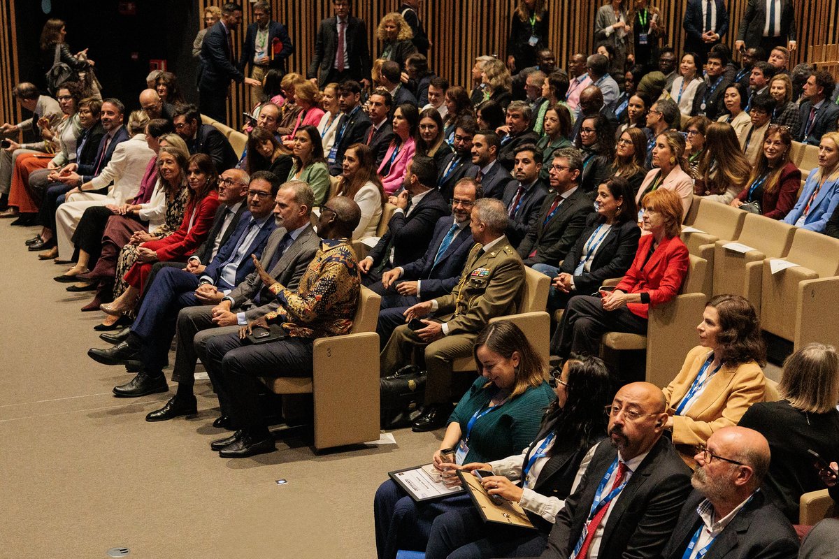 H.M. the King of Spain closed the Summit with a powerful reminder:

"Open government is a cornerstone of democracy and trust."

Read more: opengovpartnership.org/news/spains-pr…

See all photos: flickr.com/photos/opengov…

#OGPSpain #OGPSummit