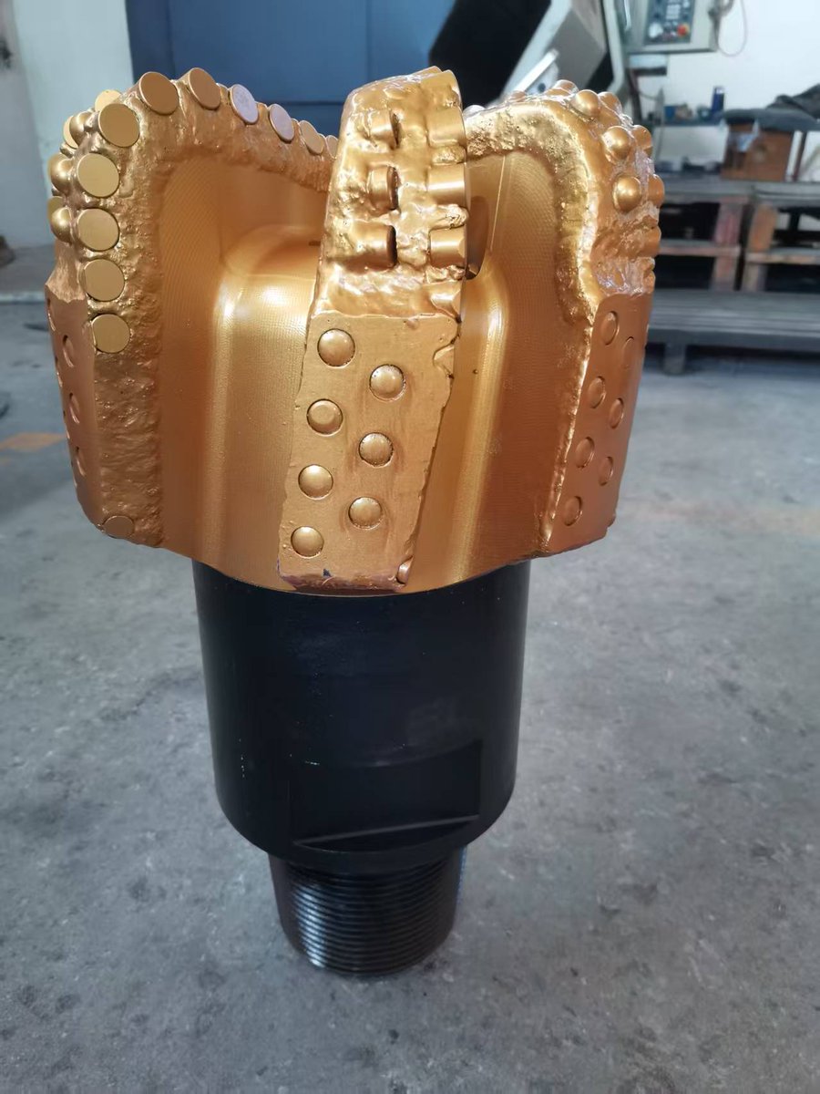 PDC Bit S617-The diamond elements on the cutting surface of the PDC bit are extremely hard, giving it excellent wear resistance. For Romania clients, this means fewer bit trips, reducing non - productive time and associated operational costs.