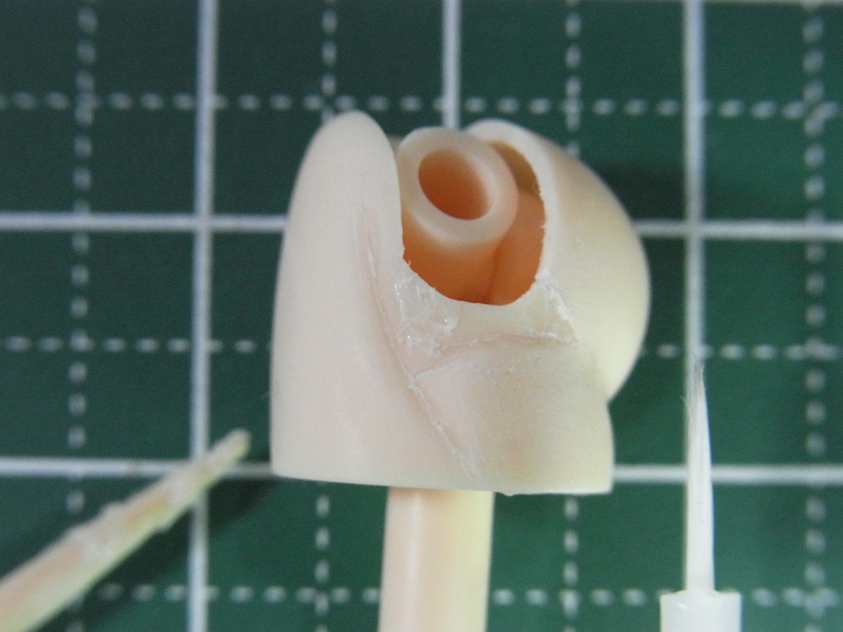 ランナーパテに関するetc.
ランナーを流し込み接着剤で溶かして作るランナーパテは色合わせがやり易いので重宝します
普通はこま切れランナーを1～2日浸けて作るやり方がよく紹介されていますが、チャック袋に伸ばしランナー+接着剤数滴でﾓﾐﾓﾐするとその場で完成するのでお試しあれ