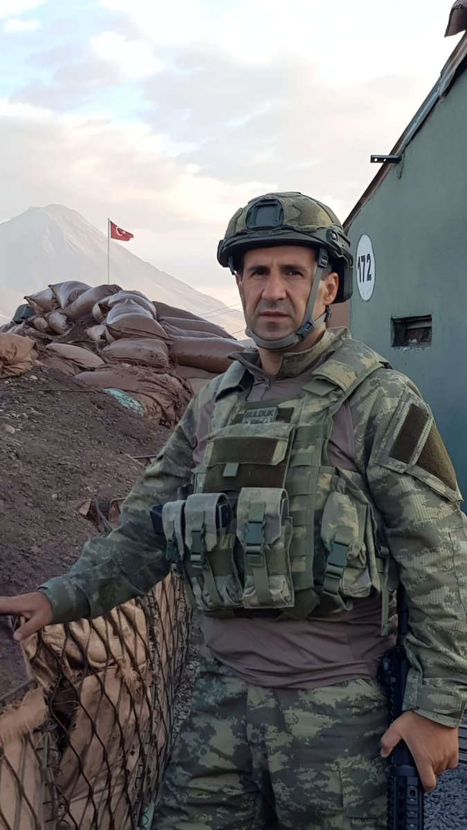 II. Çözüm Süreci nedeniyle Bahçeli’yi eleştiren emekli Albay Orkun Özeller, 27 gündür hapiste.

Meclis’te “Biji Serok Apo” sloganları atanlara ise 7 gündür soruşturma açılmadı.