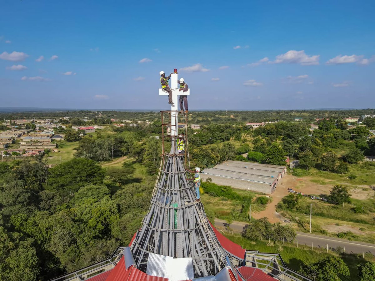_oradgroup_'s tweet image. They may not stand on the podium, but they make the difference.
Every structure we build carries the fingerprints of countless hardworking hands,  the ones mixing, measuring, lifting, and perfecting.
#construction #team #structures #updates #progress #oradgroup #fdgafrica