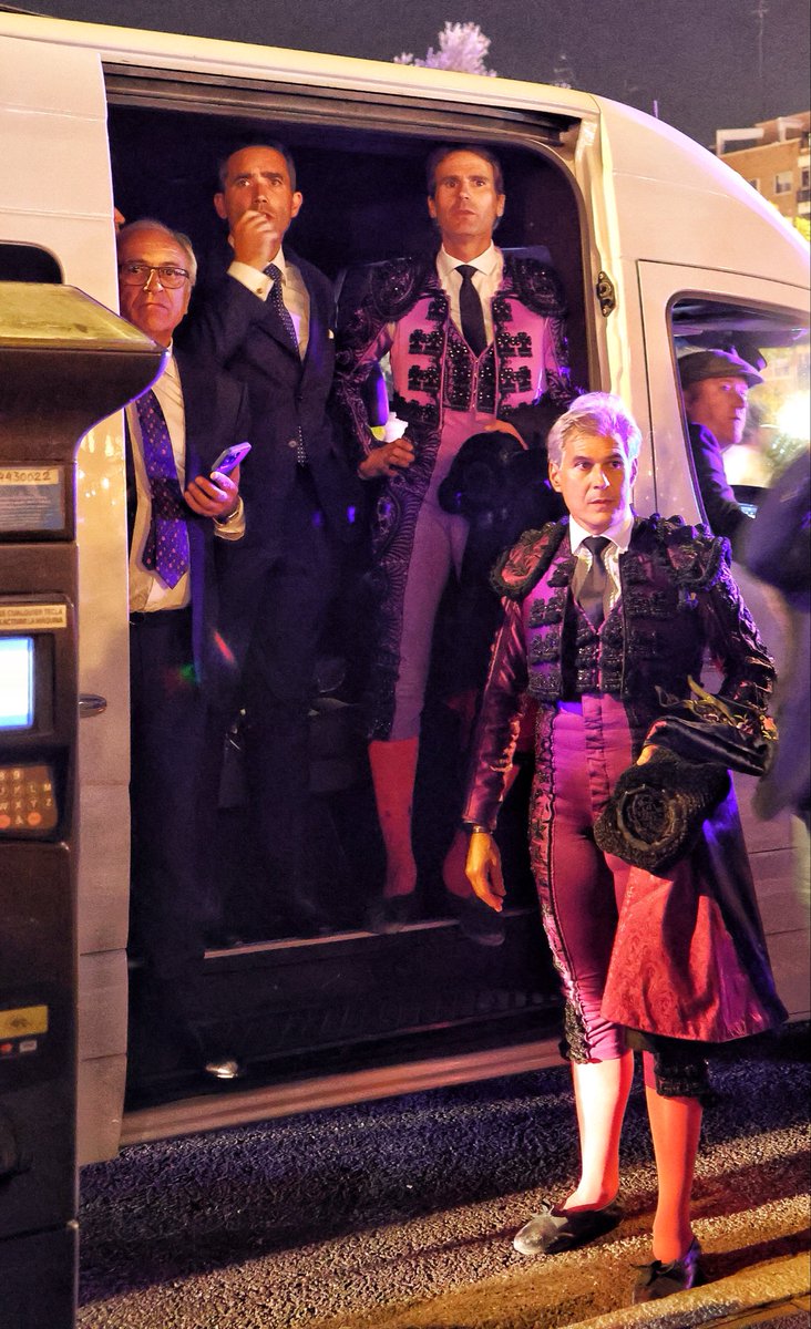 Así miraba, desde el furgón, la cuadrilla de Morante de la Puebla su puerta grande. Aguardaban mientras a lo lejos veían la historia.