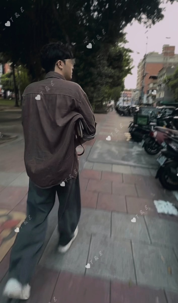 這位歐巴雖然把泡麵頭給剪掉了，
還是一樣會讓我想多看幾眼(๑ơ ₃ ơ)❤️

咦🤣
我的側背包給他背成腋下包了辣！