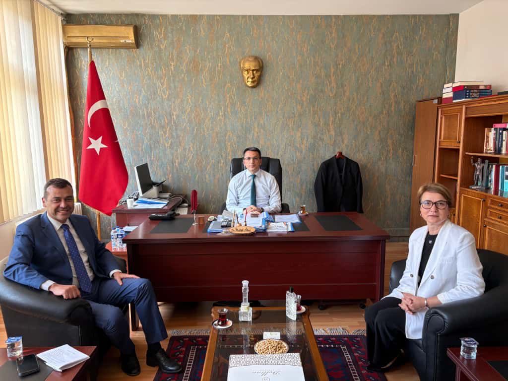 Balıkesir Büyükşehir Belediyesi Genel Sekreter Yardımcısı Aytekin Durmaz ve Balıkesir Kent Konseyi Başkanı Sevinç Baykan Özden, Balıkesir Vali Yardımcısı Dr. Mustafa İlhan’a nezaket ziyaretinde bulundu.