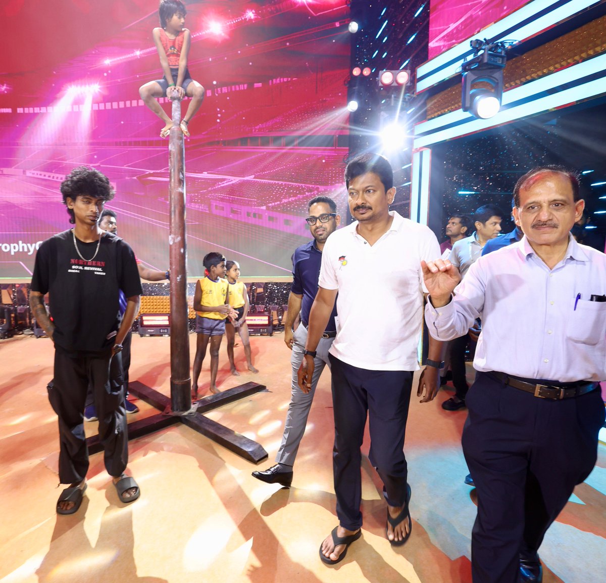 ‘#தமிழ்நாட்டின்_ஒலிம்பிக்ஸ்’ என்றுப் போற்றப்படுகிற #CMTrophy விளையாட்டுப் போட்டிகளில், இந்தாண்டு வெற்றி பெற்றோருக்கான பரிசளிப்பு விழா, மாண்புமிகு முதலமைச்சர் <a href="/mkstalin/">M.K.Stalin - தமிழ்நாட்டை தலைகுனிய விடமாட்டேன்</a> அவர்கள் தலைமையில் நாளை நடைபெறவுள்ள நிலையில், அதற்கான முன்னேற்பாட்டுப் பணிகளை நேரு உள்விளையாட்டு அரங்கத்தில்