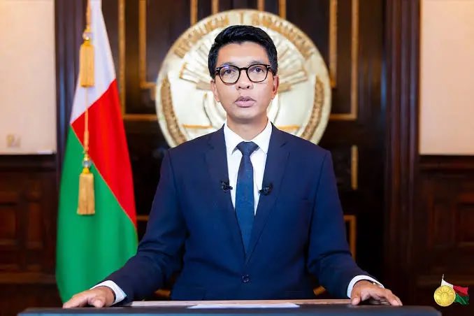 🚨 Breaking news -Crisis in Madagascar: According to French media RFI, they confirmed that President Andry Rajoelina has been exfiltrated by a French military plane on October 12th, thanks to an agreement with Emmanuel Macron. 🙆🏾‍♂️

Ah do you see it now when we said that this man