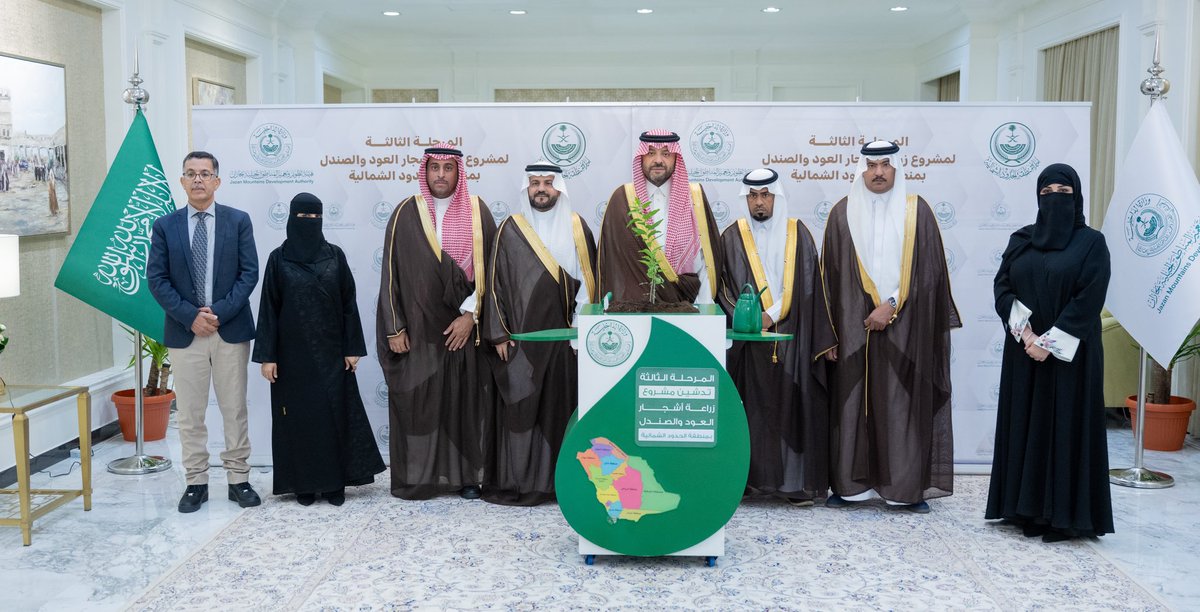 استقبل سمو #الأمير_فيصل_بن_خالد_بن_سلطان #أمير_منطقة_الحدود_الشمالية
في مكتبه اليوم، الرئيسَ التنفيذي لهيئة تطوير وتعمير المناطق الجبلية بجازان المهندس ظافر بن عايض الفهاد، يرافقه مدير عام فرع وزارة البيئة والمياه والزراعة بمنطقة الحدود الشمالية المهندس بندر بن صالح الهديّة،